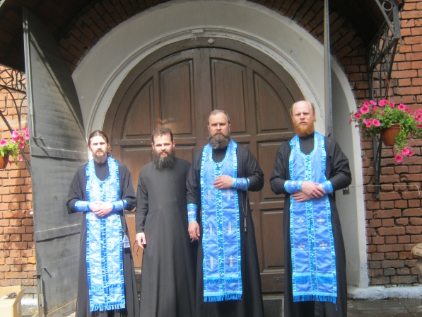 У дверей Свято-Покровского кафедрального Собора