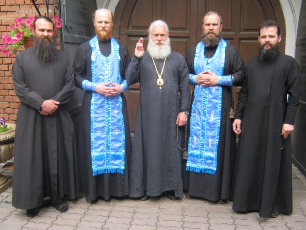 У дверей Свято-Покровского кафедрального Собора со Святейшим Владыкой